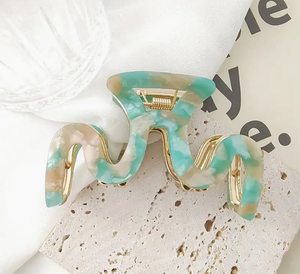 Wavy Hair Claw